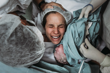 Las 10 fotografías premiadas por reflejar mejor el parto y nacimiento en el 2020 y que te emocionarán