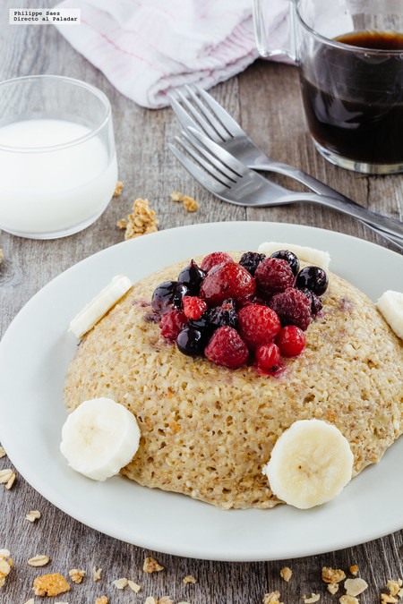 Bowl cake de avena con plátano y frutas rojas. Receta de desayuno saludable