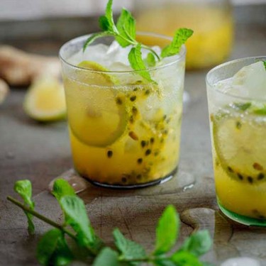 Exótico cóctel oriental con fruta de la pasión y un toque de jengibre