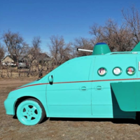 La minivan estilo nave espacial de Futurama es real, y la puedes comprar por lo mismo que un iPhone