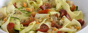 Cintas de calabacín con berberechos. Receta ligera y saludable