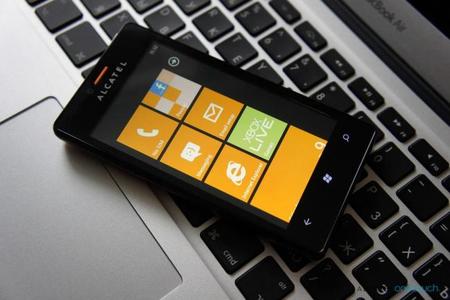 Anunciada la disponibilidad del Alcatel One Touch con Windows Phone 7