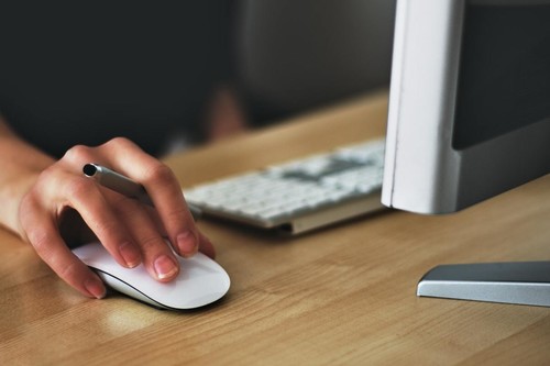 Una alta ejecutiva de Amazon afirma que la maternidad ha mejorado su productividad laboral