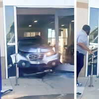 Ha vuelto a pasar: otro cliente cabreado con un compraventa empotra su Subaru recién comprado en el concesionario