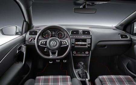 volkswagen-polo-gti-2015-03.jpg