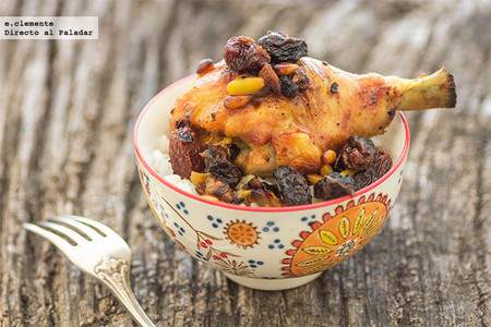 Receta de pollo asado al estilo marroquí con pasas y piñones
