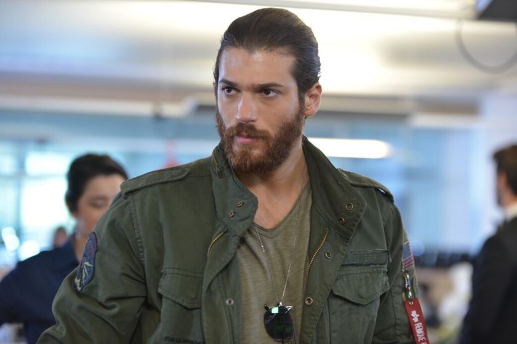 Can Yaman, sobre su juventud: "Un aspecto de mi personalidad era que estudiaba mucho y no era muy sociable"