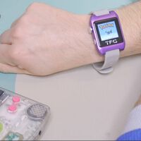 Creó un Game Boy Color dentro de un reloj y ahora puede jugar Pokémon desde cualquier lugar y con una mano 