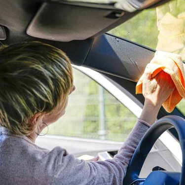 Manuel Carrasco, experto en limpieza y cuidado del automóvil: "Limpiar el parabrisas del coche por dentro como si fuera la ventana de casa es un error"
