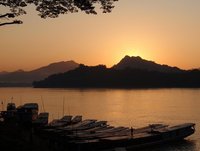 Puesta de sol sobre el Mekong, en Luang Parabng
