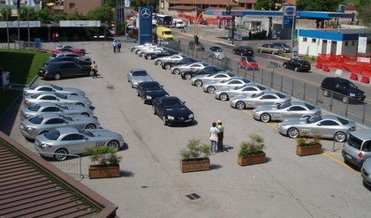 Concesionario lleno de Mercedes SLR Mclaren