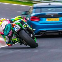 Há um ano, o circuito de Nürburgring proibiu a circulação de motocicletas; um homem que pilotava lá há 36 anos ficou tão furioso que os processou 