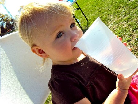 ¿Cuándo empezar a ofrecer agua a los bebés y cuánta?