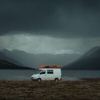 La lluvia y los viajes en camper no son incompatibles, pero hay que ponerles más cariño: tres cosas útiles que he aprendido para humedades y averías 