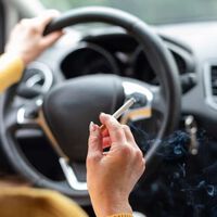 Fumar en el auto puede ser motivo de multa en CDMX: esto dicen la Ley Antitabaco y el Reglamento de Tránsito 
