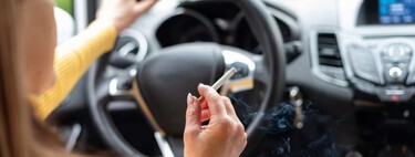 Fumar en el auto puede ser motivo de multa en CDMX: esto dicen la Ley Antitabaco y el Reglamento de Tránsito