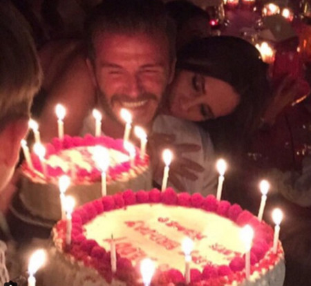 David Beckham rodeado de Spice Girls en su fiesta de cumpleaños