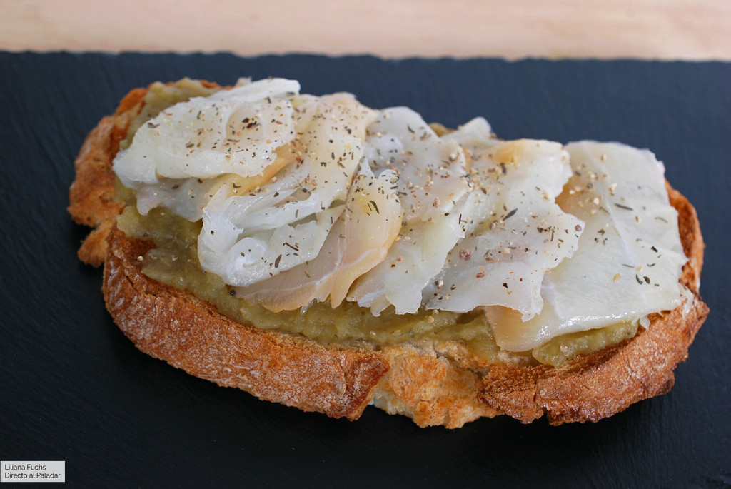 Tosta de paté de berenjena con bacalao ahumado: receta de picoteo o para solucionarte la cena