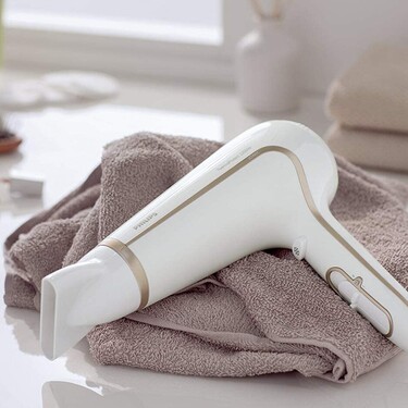 El secador de pelo más vendido de Amazon (y con buenísmas reseñas) es de Philips y ahora cuesta menos de 20 euros