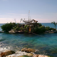 Un artista creó una isla flotante con más de 150,000 botellas de plástico en México: uno de los proyectos sostenibles más curiosos del mundo 