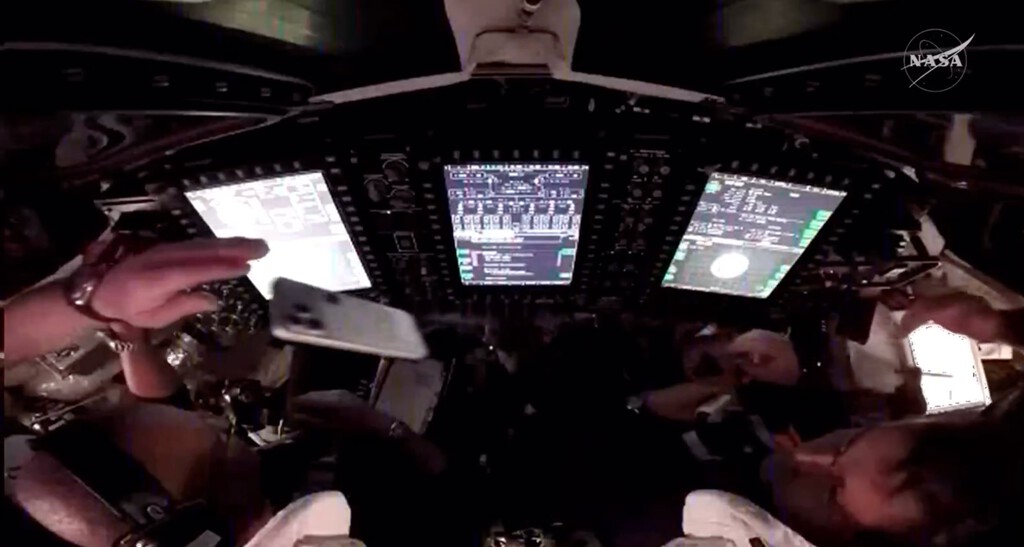 Los astronautas que vuelan hacia la Luna querían hacerse fotos de recuerdo. La solución de la NASA ha sido inédita: meterles un iPhone en el bolsillo