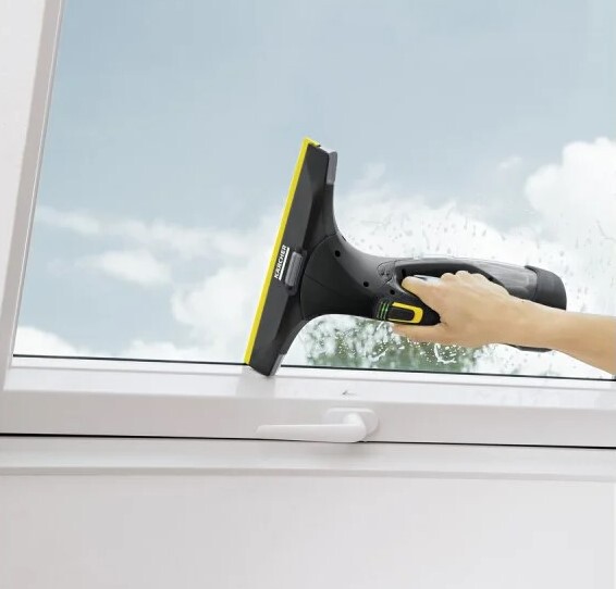 Consigue este popular limpia cristales Kärcher en esta oferta de MediaMarkt: elimina la suciedad y es muy fácil de manejar