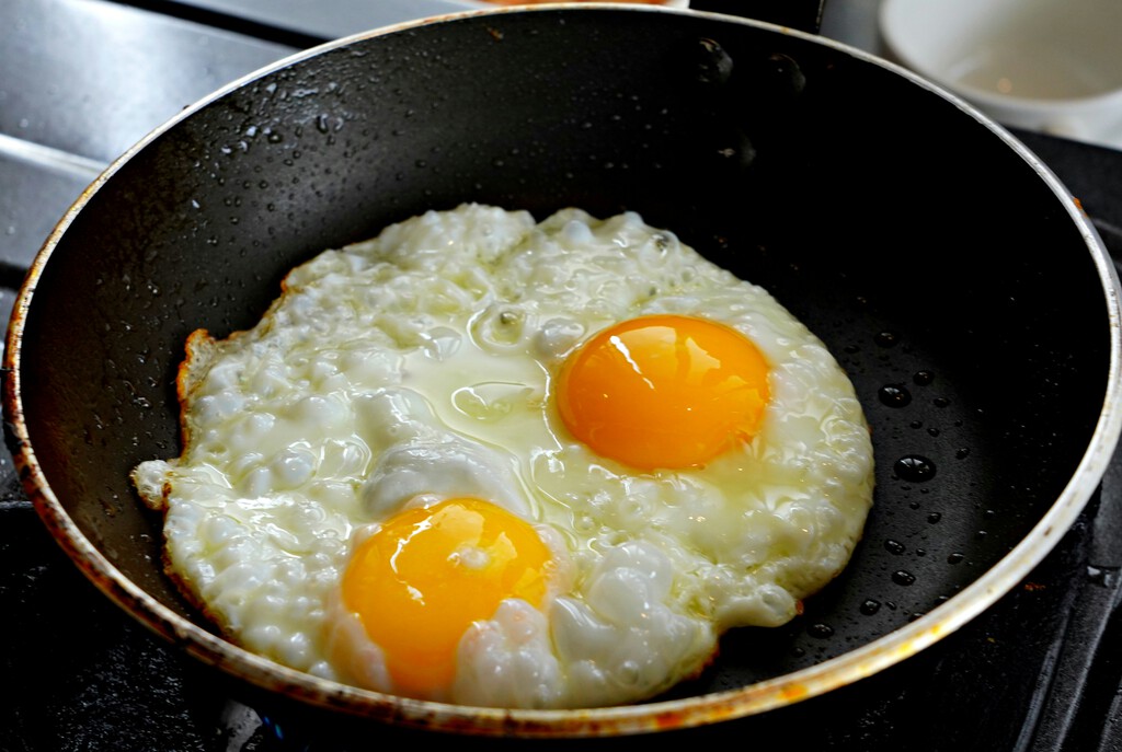 Una técnica en nutrición recomienda: los huevos más ricos para cenar no llevan jamón, sino gambones al ajillo