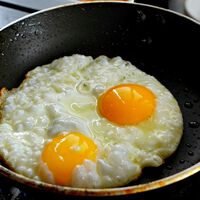 Una técnica en nutrición recomienda: los huevos más ricos para cenar no llevan jamón, sino gambones al ajillo