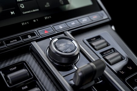 Aston Martin Vantage Roadster 2025 011