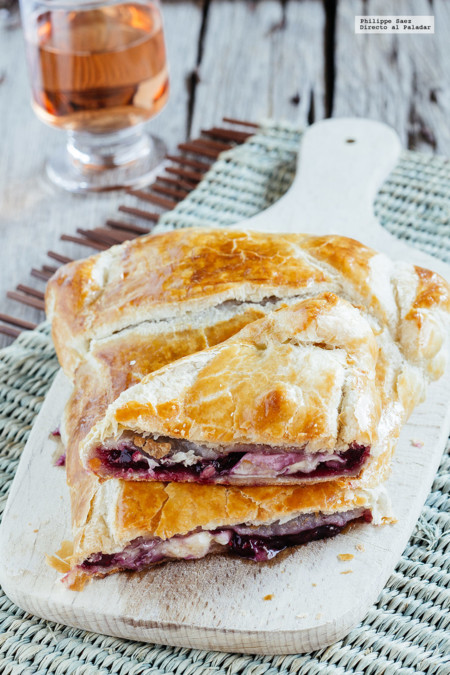 Triángulo de hojaldre con brie y frutas rojas. Receta para Navidad