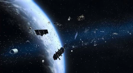Los restos del satélite que Rusia hizo estallar en el espacio estarán en la órbita de la Tierra por lo menos durante una década