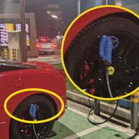 Descaro de millonario: fue a McDonalds con su Ferrari y se estacionó en un lugar exclusivo para autos eléctricos. ¨Conectó” el cargador a su llanta