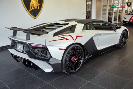¿Cansado de tuneos macarras? Así es la magia del Lamborghini Ad Personam sobre un Aventador SV