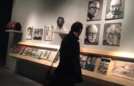 Nicolás Müller y su maleta de recuerdos fotográficos en la sala Canal Isabel II
