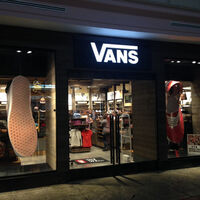 Locura en El Corte Inglés: rebajas del 50% de descuento en zapatillas Vans ideales para llevar esta primavera 