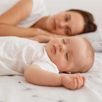He pasado de despertarme 15 veces por la noche a dormir ocho horas seguidas: así puede ayudar una asesora de sueño a una madre reciente