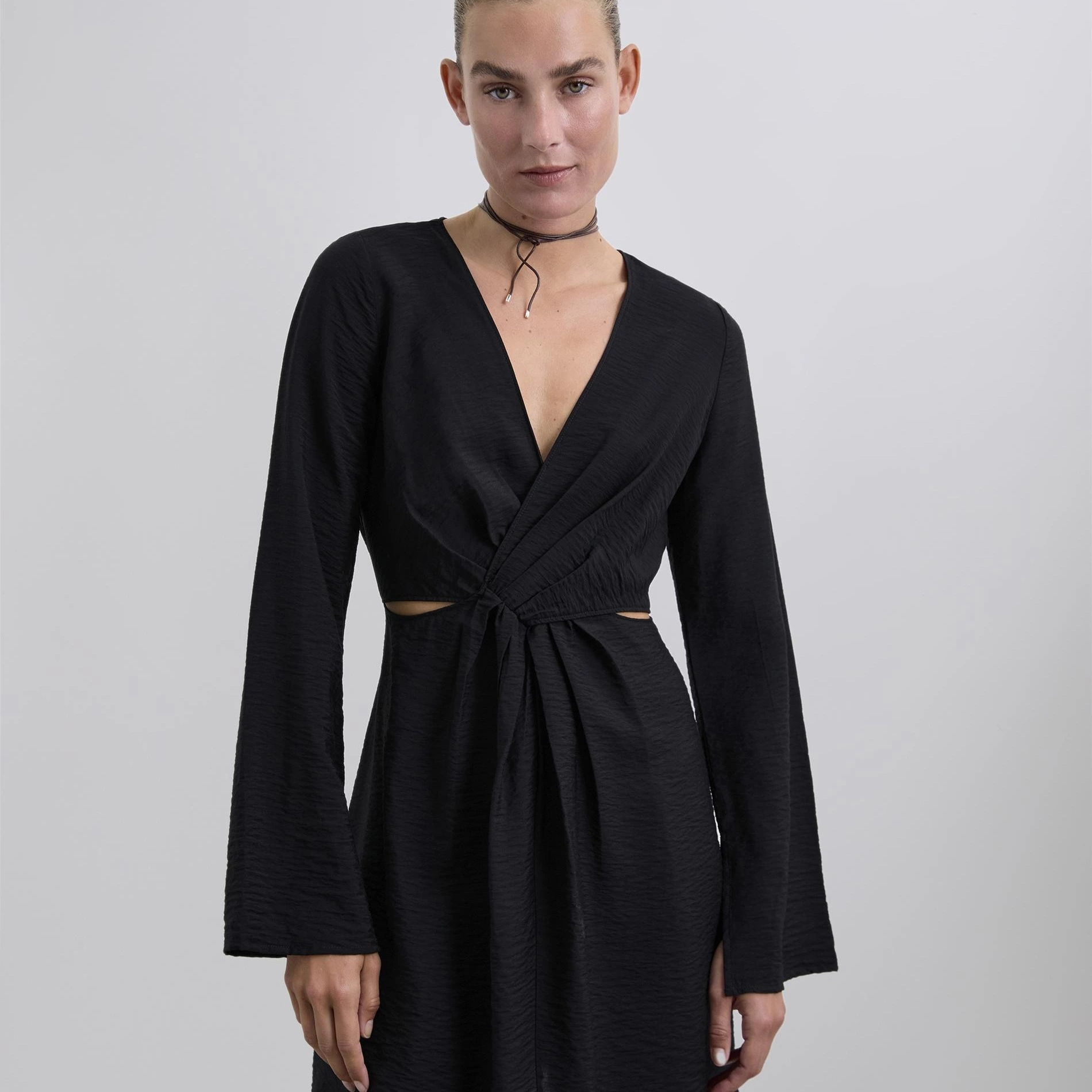 Scalpers - Vestido mini de manga larga con escote de pico cruzado.