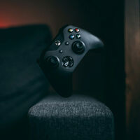 Nunca es tarde para tener un mando extra, y más aún cuando puedes conseguir el modelo oficial de Xbox Series X a un precio tan atractivo