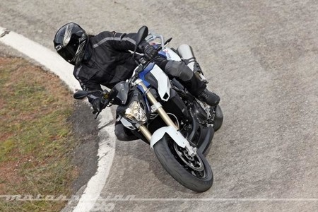 Motorpasión a dos ruedas: toma de contacto BMW F 800 R y la retirada de Guy Martin