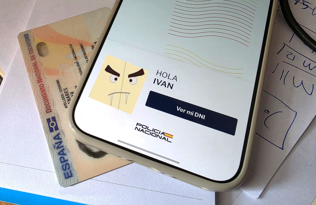 Ocho de cada diez hoteles y comercios no pueden leer el DNI digital. En una semana estarán obligados y nadie ha previsto qué pasa si no lo hacen