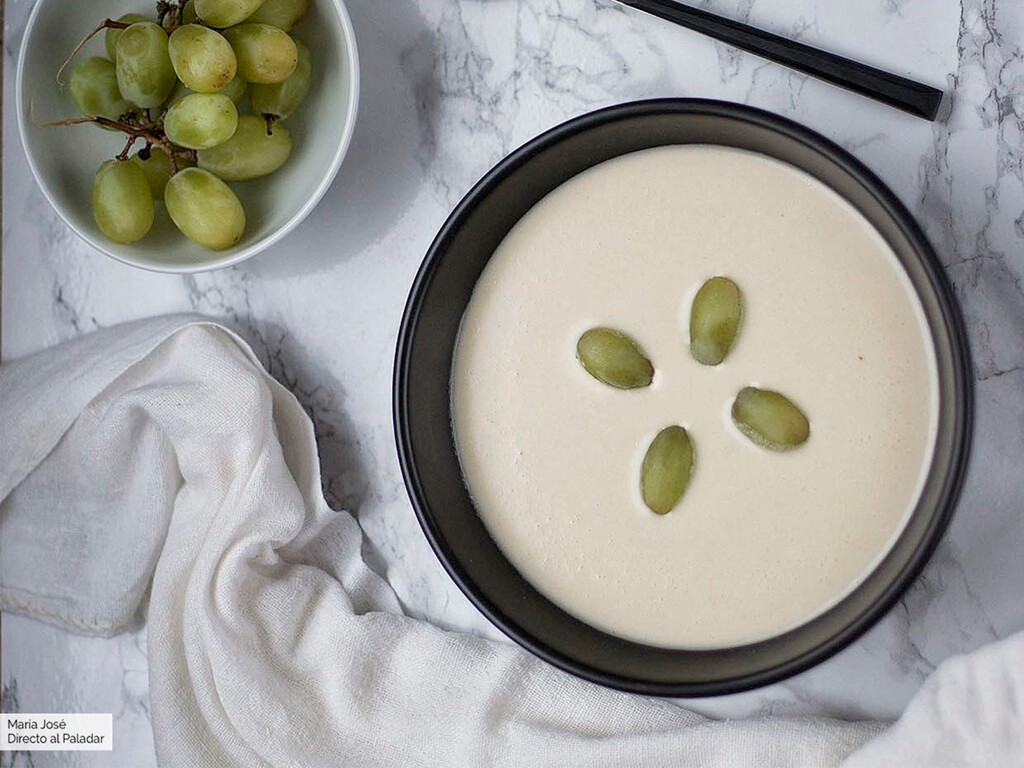 No es lo más ortodoxo, pero es una forma perfecta de darle un extra de gracia al ajoblanco andaluz