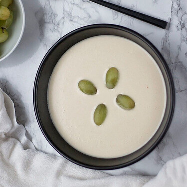 No es lo más ortodoxo, pero es una forma perfecta de darle un extra de gracia al ajoblanco andaluz 