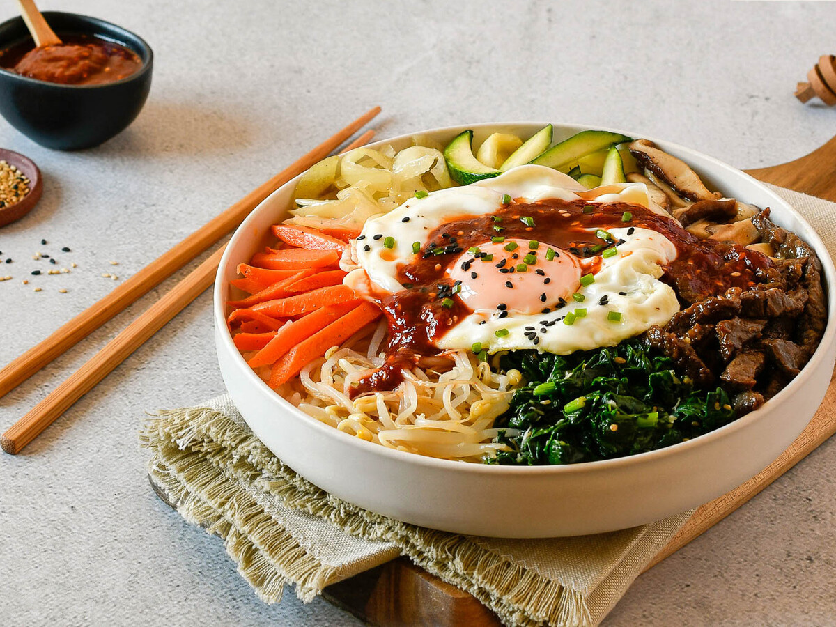 Receta de bibimbap coreano, el plato único de arroz, verduras, carne y huevo que se puede adaptar al ...
