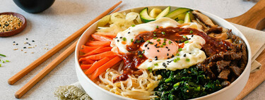 Receta de bibimbap coreano, el plato único de arroz, verduras, carne y huevo que se puede adaptar al gusto de cada cual