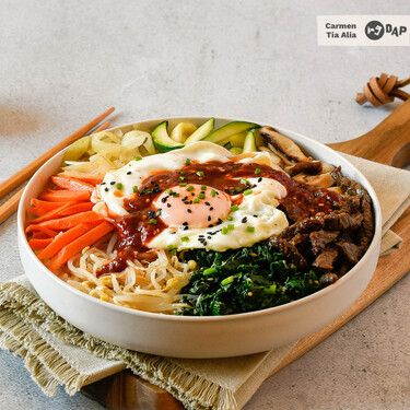 Receta de bibimbap coreano, el plato único de arroz, verduras, carne y huevo que se puede adaptar al gusto de cada cual