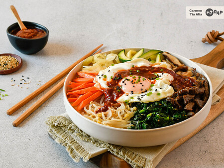 Receta de bibimbap coreano, el plato único de arroz, verduras, carne y huevo que se puede adaptar al gusto de cada cual