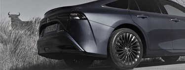 ¿Qué se siente al conducir un coche a hidrógeno? Probamos la madurez del Toyota Mirai en una cita con química 