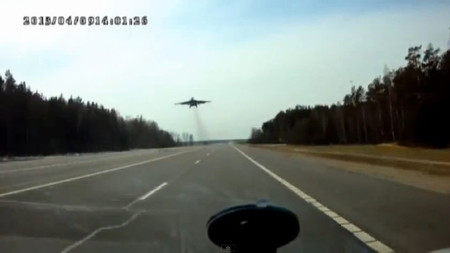 RuзуaPaзуФи™: Un 'remake' de 'Istrebiteli', o aviones plateados rozando los tejados