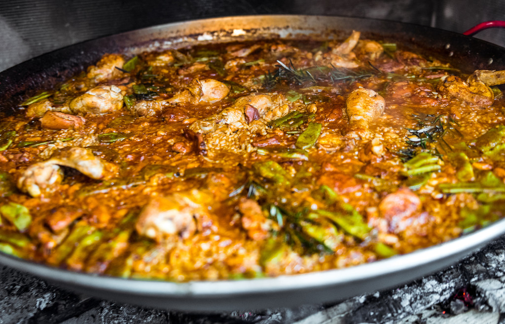 Mitos y leyendas de la paella valenciana: qué se hace de verdad, qué es falso folclore y cómo se cocina un arroz extraordinario