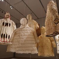 Muito antes da Burberry criar casacos impermeáveis de guerra, povos indígenas usavam esse material animal no Alaska 